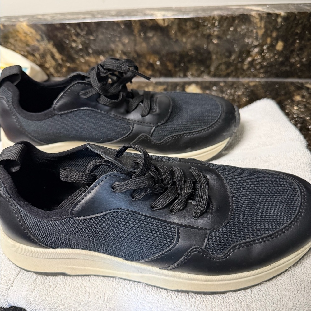 Banana Republic Black and Cream Sneakers - Picture 3 of 6
